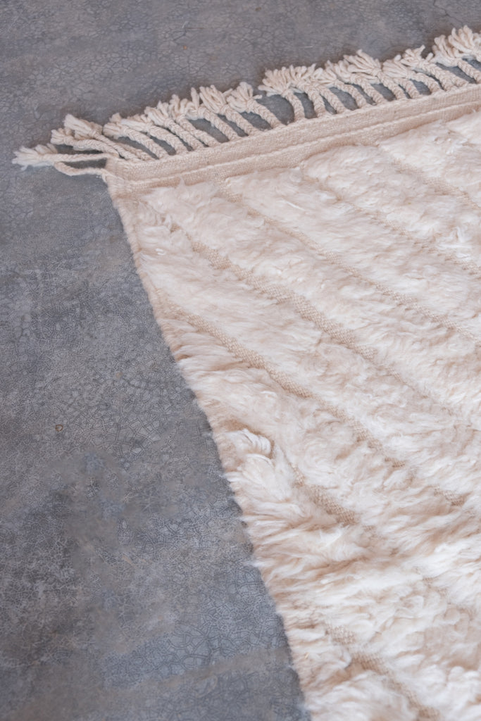 Contemporary new handmade moroccan rug in crème 